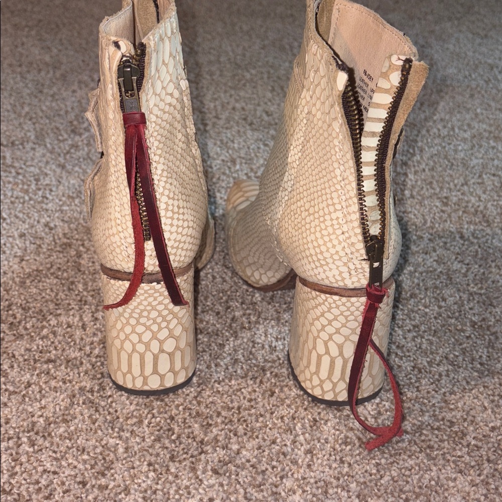 FREEBIRD 6 Joey block heel Stylish Cream Ankle Boots - Picture 5 of 7